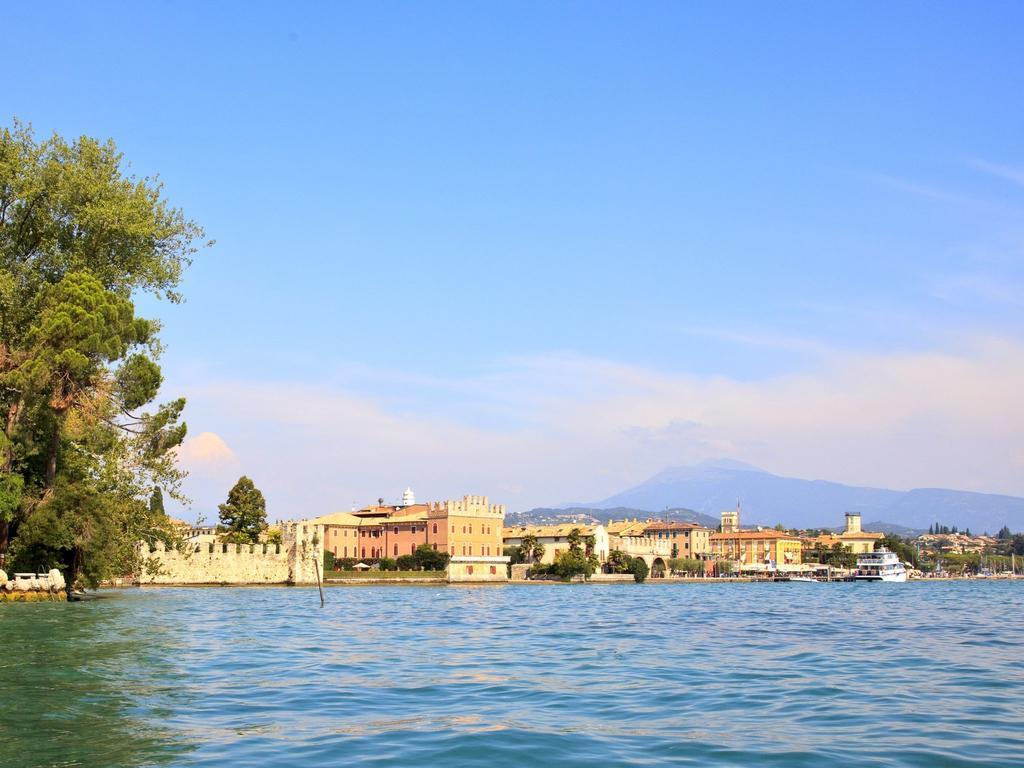 Belvilla By Oyo Enticing Holiday Home With Pool Lazise Exteriör bild